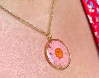 Collier Marguerite Rose Séchée - Chaîne en Acier inoxydable doré et Pendentif Fleur Séchée, Résine Cristal Rose Naturelle Bijou Créateur