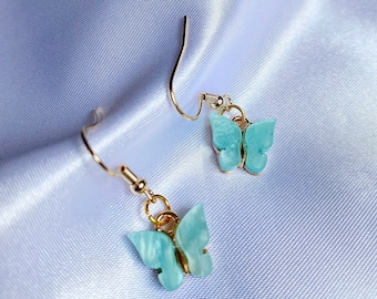 Boucles d'Oreilles Papillon Bleu Nacré en Résine, Bijou Vintage Minimaliste fait main, Plaqué Or cadeau original Création jewels Femmes