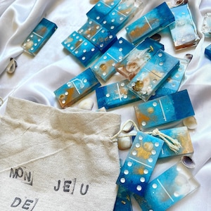 Ocean Beach Domino Game - Epoxidharz und handbemalte Dominosteine | Anpassbares handgefertigtes Spiel mit Aufbewahrungstasche aus recycelter Baumwolle