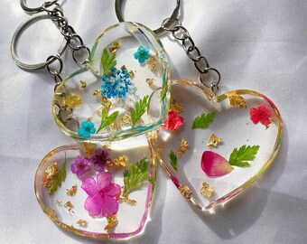 Porte-clé coeur d'amour cristal incrusté de fleurs séchées colorées naturelles et de feuilles d'or, cadeau femme à offrir fait main unique