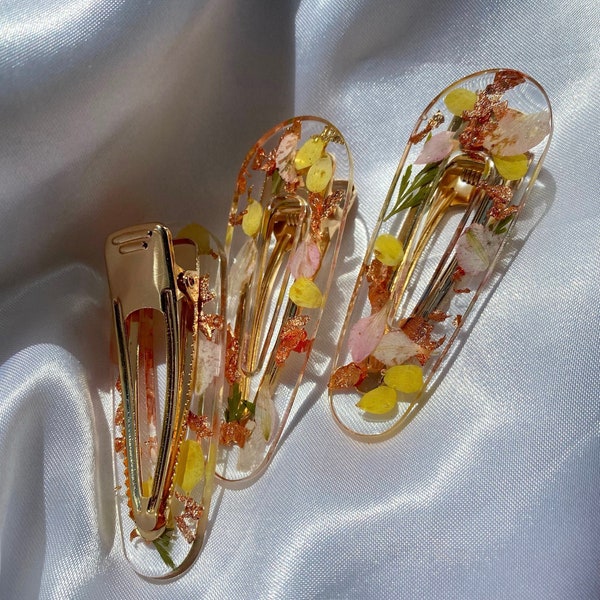 Barrettes à cheveux fleurs champêtres fait main, Lot de deux incrustées de pétales de fleurs séchées jaune et rose pâle et or gold