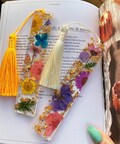 Handmade bookmark inlaid with dried flowers and gold | Personalized bookmark gift for parties, reading, nature, women, love, Secret Santa product logo