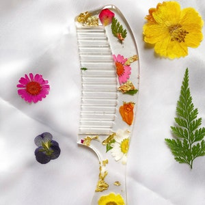 Handmade comb in resin, real natural dried flowers and gold leaf, original and personalized gift for girls, beauty hair care