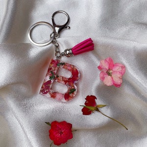 Porte clé personnalisable lettre ou chiffre fleurs et feuilles dor, pompon en cuir cadeau femme initiales personnalisé original unique Rose / rouge