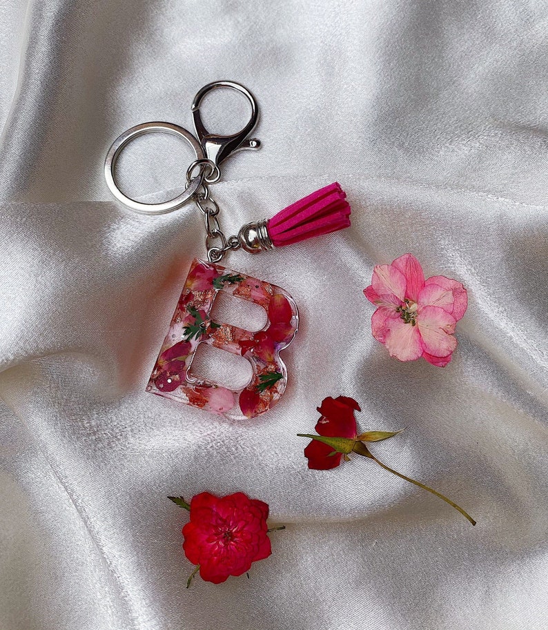 Porte clé personnalisable lettre ou chiffre fleurs et feuilles dor, pompon en cuir cadeau femme initiales personnalisé original unique Rose / rouge