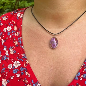 Collier Pendentif – Vraies Fleurs Séchées Bleues Dans Résine – Cordon Rose Réglable – Fait Main