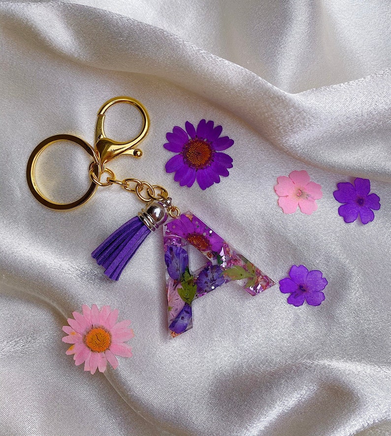 Porte clé personnalisable lettre ou chiffre fleurs et feuilles dor, pompon en cuir cadeau femme initiales personnalisé original unique Violet