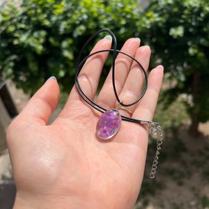 Collier Pendentif – Vraies Fleurs Séchées Bleues Dans Résine – Cordon Rose Réglable – Fait Main