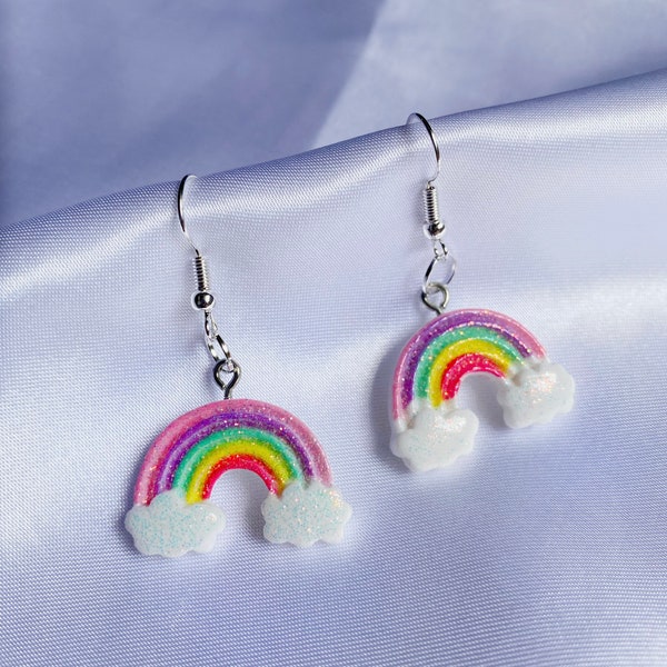 Boucles d’oreilles à pendentif arc-en-ciel en résine | Modèle RAINBOW | bijoux pride couleurs LGBT idée cadeau femme accessoires mode unique