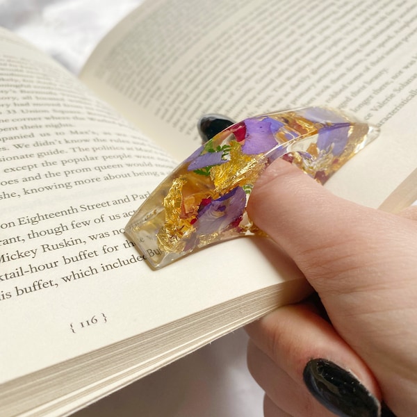 Resin Page Holder Reading Ring | book support bookmark customizable reading accessory made of dried flowers