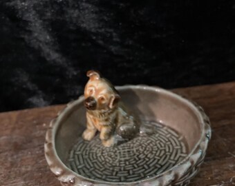 Figura de perro de porcelana Wade en cesta