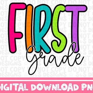 Op de afbeelding: Een kleurrijk grafisch ontwerp met de woorden "FIRST" in regenboogkleuren en "Grade" in zwarte cursieve letters. Het ontwerp is perfect voor een klaslokaal van de eerste klas of de verjaardag van een leerling van de eerste klas.