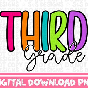 Op de afbeelding: Een kleurrijk grafisch ontwerp met het woord "THIRD" in regenboogkleuren en het woord "Grade" in zwarte cursieve letters. Het ontwerp is perfect voor een klaslokaal van de derde klas of voor een leerling die naar de derde klas gaat.