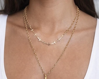 Conjunto de collar y pendientes de cruz en capas Jennifer Gold (nuevo)