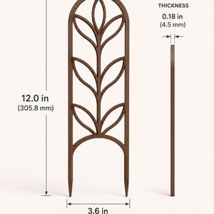 Puede incluir: Un enrejado para plantas de color marrón con una parte superior arqueada y un patrón de hojas. El enrejado mide 305,8 mm de altura, 91,6 mm de ancho y tiene un grosor de 4,5 mm. Cuenta con dos estacas puntiagudas en la base.