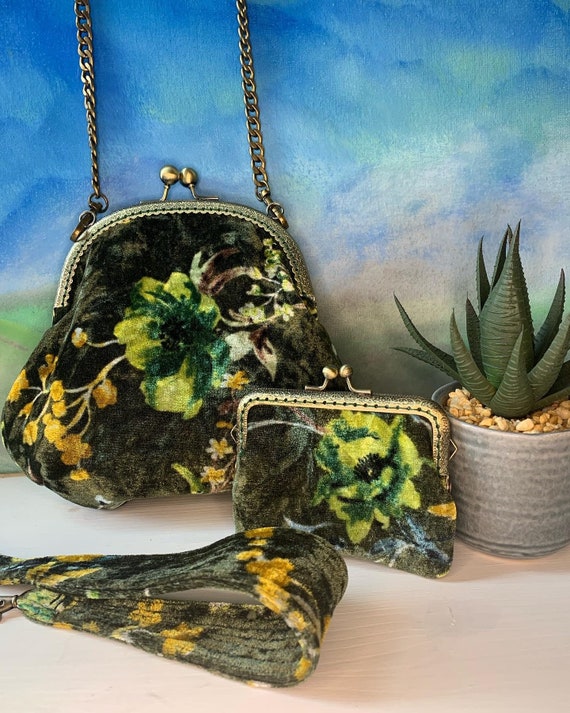 Victorian Inspired Kiss Clasp Velvet Bag: Shimmering Printed