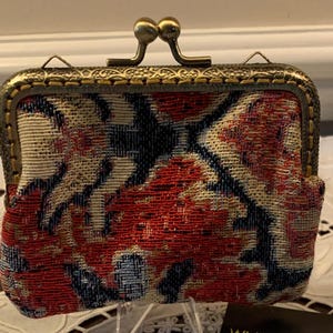 Bellissime borse con chiusura a bacio di ispirazione vittoriana, realizzate in tessuto arazzo intrecciato con un motivo a tappeto tradizionale.