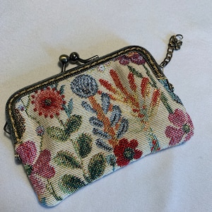 Beautiful Victorian Inspired Kiss Clasp Purse in a canvas woven floral fabric