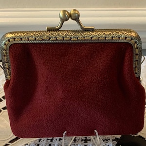 Magnifique sac à main à fermoir Kiss d'inspiration victorienne en velours bordeaux foncé