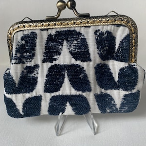 Bellissime borse con chiusura a bacio di ispirazione vittoriana, realizzate in tessuto di ciniglia intrecciata con un motivo blu e crema.