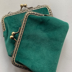 Magnifique fermoir baiser d'inspiration victorienne en velours vert émeraude foncé