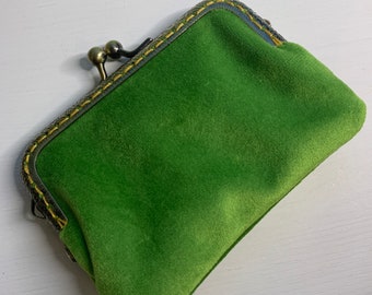 Hermoso bolso con cierre de beso de inspiración victoriana en terciopelo de color verde manzana