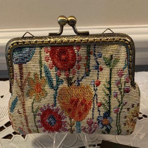 Magnifique sac à main d'inspiration victorienne à fermoir Kiss en toile florale tissée