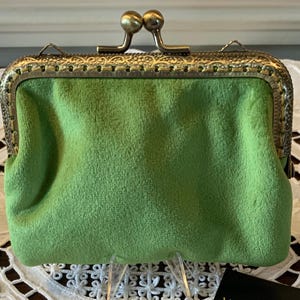 Magnifique sac à main à fermoir Kiss d'inspiration victorienne en velours vert pomme