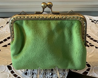 Victorian Inspired Kiss Clasp Velvet Coin Purse: Apple Green
