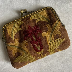 Hermoso monedero para efectivo o tarjetas de crédito con cierre de beso de inspiración victoriana/eduardiana en tejido jacquard que recuerda a épocas pasadas