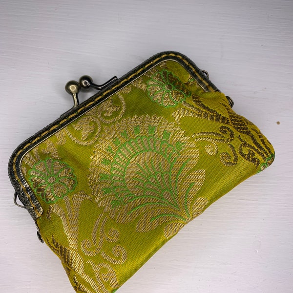 Beau porte-monnaie/porte-monnaie d'inspiration victorienne à fermoir Kiss dans un beau tissu brocart bansari de couleur citron vert vif et or