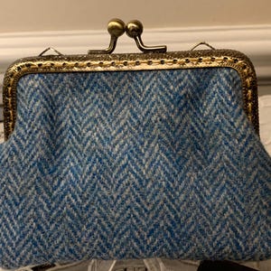Wunderschöne viktorianisch inspirierte Kiss Geld- / Kreditkartenbörse in einem wunderschönen blauen Herringbone Yorkshire Tweed-Stoff