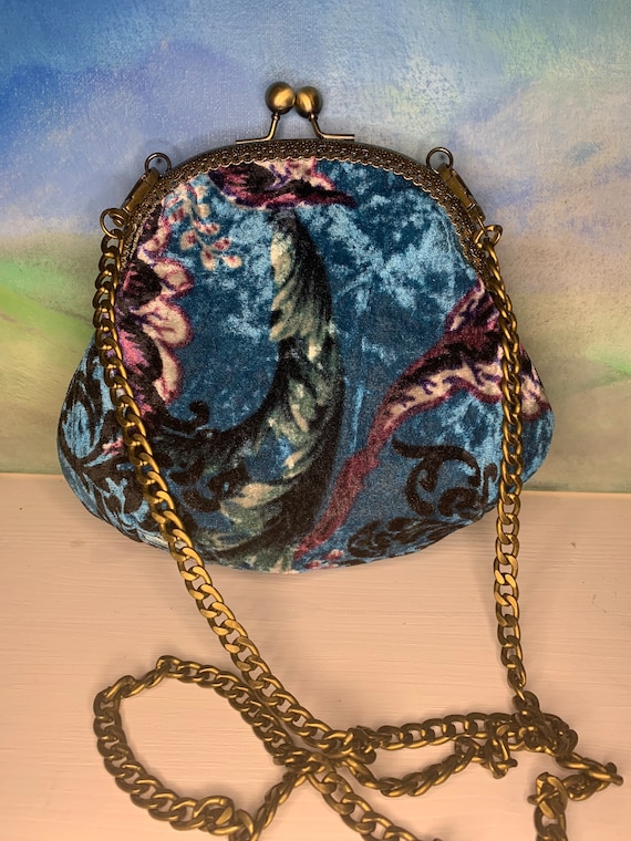 Victorian Inspired Kiss Clasp Velvet Bag: Shimmering Printed