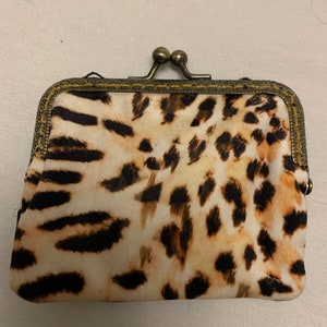 Hermoso monedero para tarjetas o dinero con cierre de beso de inspiración victoriana en terciopelo con estampado animal