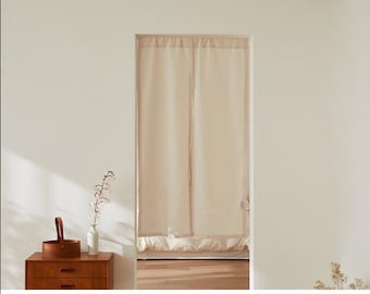 Puede incluir: Una cortina blanca y transparente con un ribete marrón claro cuelga en una puerta. La cortina está hecha de una tela ligera y tiene un diseño sencillo.