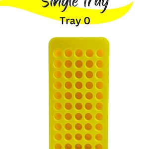 Może przedstawiać: Jasnoż&oacute;łta prostokątna taca z licznymi okrągłymi otworami. Tekst "Single Tray" i "Tray O" jest wyświetlany na czarno nad tacą na ż&oacute;łtym zakrzywionym tle. Taca jest na białym tle.