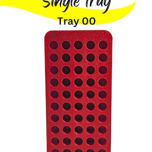 Może przedstawiać: Prostokątna czerwona taca z licznymi okrągłymi wgłębieniami. Taca ma zaokrąglone rogi i czarny tekst "Single Tray" i "Tray 00". Ż&oacute;łty zakrzywiony kształt znajduje się nad tekstem.
