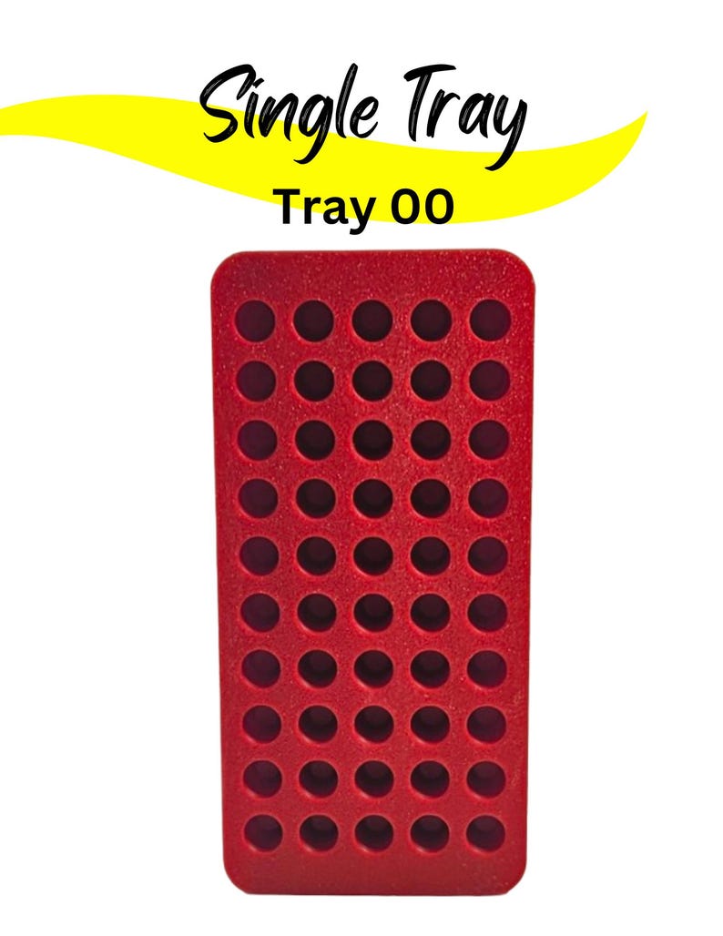 Może przedstawiać: Prostokątna czerwona taca z licznymi okrągłymi wgłębieniami. Taca ma zaokrąglone rogi i czarny tekst "Single Tray" i "Tray 00". Ż&oacute;łty zakrzywiony kształt znajduje się nad tekstem.