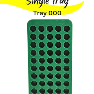 Może przedstawiać: Zielona prostokątna taca z licznymi okrągłymi otworami. Tekst "Single Tray" i "Tray 000" są wyświetlane na czarno. Taca jest przeznaczona do przechowywania małych przedmiot&oacute;w.