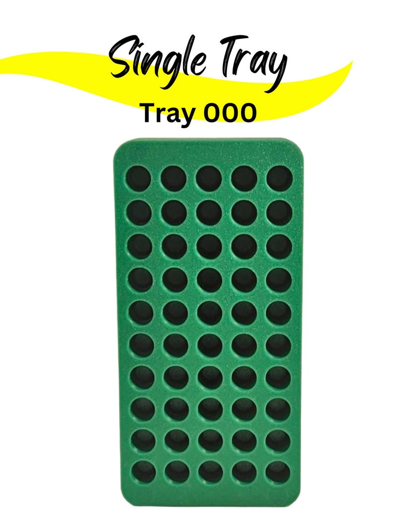 Może przedstawiać: Zielona prostokątna taca z licznymi okrągłymi otworami. Tekst "Single Tray" i "Tray 000" są wyświetlane na czarno. Taca jest przeznaczona do przechowywania małych przedmiot&oacute;w.