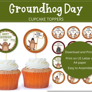 Puede incluir: Toppers de cupcake imprimibles con una marmota de dibujos animados con un sombrero de copa y un cartel que dice "¡Feliz Día de la Marmota!" Los toppers son circulares con un esquema de color marrón, naranja y verde. El texto "Descargar e Imprimir" también está incluido en la imagen.