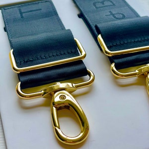 Gurt für Buggy Bag mit Clips zum befestigen am Kinderwagen/Kinderwagen. Hochwertige Metallwaren mit Gold-Finish, um dem Alltag standzuhalten.