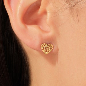 Tachuelas de hoja en forma de corazón de oro de 14K / Pendientes de amor para mujer / Tachuelas diminutas de oro de 18k / Pendientes en forma de corazón / Regalo de San Valentín para ella imagen 1