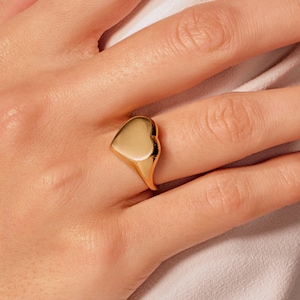 14k Solid Gold Small Heart Signet Ring / Heart Shape Pinky Ring / Signet Initial Engraved Ring / Personalized Gift / Gift for Her
