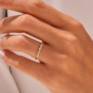 Round Cut Curve Wedding Band / 14K Solid Gold Thin Wedding Band / Dainty Stacking Ring / Minimalist  Round Cut Diamond Ring