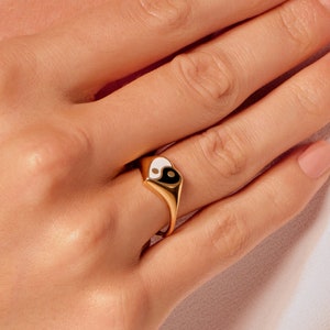 14k Gold Yin Yang Heart Ring / Heart Shape Signet Yin Yang Ring / 18K Gold Signet Ring / Valentine&#39;s Day Gift / Personalized Yin Yang Ring