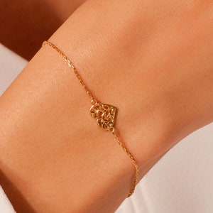Heart Shaped Leaf Bracelet in 14k Gold / Minimalist Heart Bracelet for Women  / Gold Love Bracelet / Valentine&#39;s Day Gift for Women