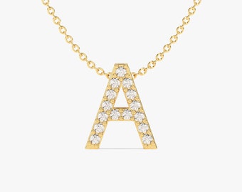 Op de afbeelding: Een gouden ketting met een hanger in de vorm van de letter A, bezet met diamanten.