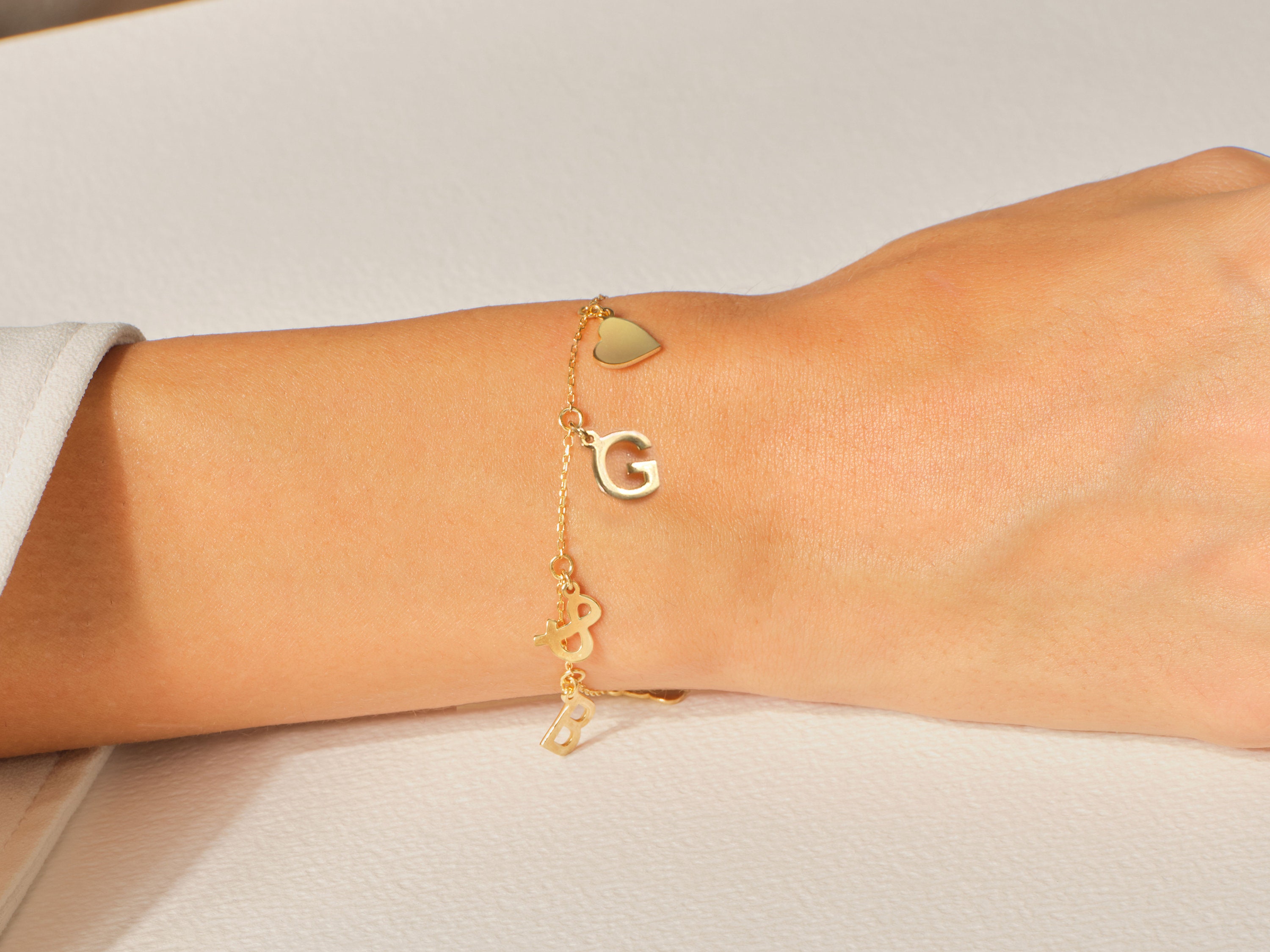 Letter Charm Bracelet in 14k Gold / Gold Initial Bracelet  display picture 2