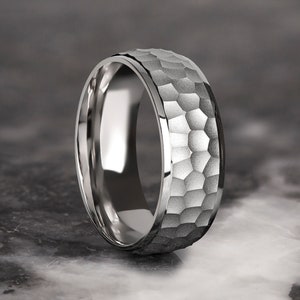 男性用ハンマー加工結婚指輪 / 純金製男性用リング / 男性用 8 mm 結婚指輪 / 快適フィット / 記念日のギフト / プロミスリング
